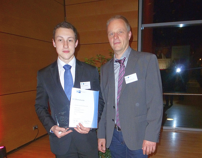 Abschluss mit Auszeichnung: LSW-Ausbilder Ingo Lilje (re.) gratuliert Alexander Lambrecht.